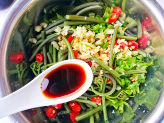 9、鲜嫩可口的凉拌蕨菜,陈醋