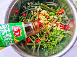 10、鲜嫩可口的凉拌蕨菜,蚝油