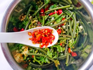 11、鲜嫩可口的凉拌蕨菜,剁椒