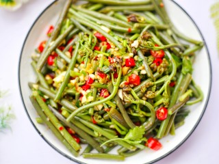 16、鲜嫩可口的凉拌蕨菜,超级鲜嫩可口的凉拌蕨菜就做好啦～