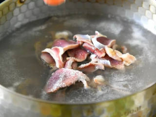 1、麻辣酸脆,又下饭又下酒,尝上一口就停不下来,烧开一锅水,放入鸭胗,倒入1勺料酒,2勺盐煮开后捞出,洗净备用。