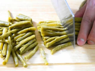 2、麻辣酸脆,又下饭又下酒,尝上一口就停不下来,酸豆角切段。