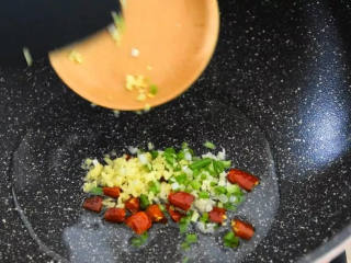 3、麻辣酸脆,又下饭又下酒,尝上一口就停不下来,热锅冷油,下姜葱蒜和干辣椒爆香。