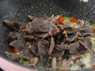 4、麻辣酸脆,又下饭又下酒,尝上一口就停不下来,倒入鸭胗、蚝油、1勺料酒翻炒均匀。