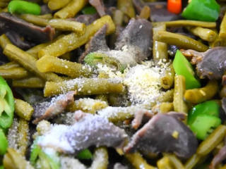 7、麻辣酸脆,又下饭又下酒,尝上一口就停不下来,倒入胡椒粉、鸡精、1勺盐、2勺盐炒匀即可。