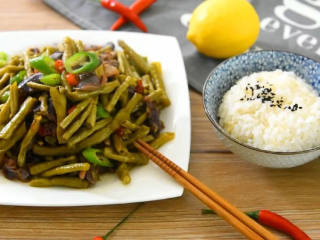 8、麻辣酸脆,又下饭又下酒,尝上一口就停不下来,装盘即可。