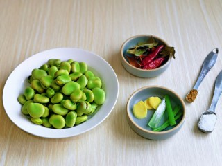 1、五香蚕豆,准备食材，蚕豆我买的人家剥好的～