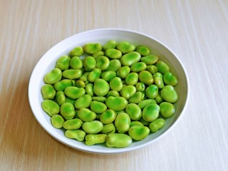 2、五香蚕豆,将剥好的蚕豆洗干净。