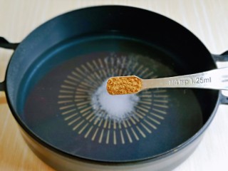 4、五香蚕豆,加入五香粉。