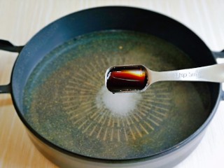 5、五香蚕豆,加入酱油。