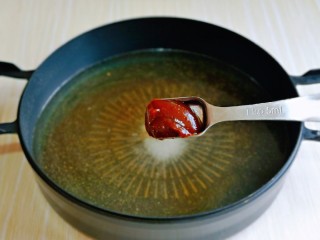 6、五香蚕豆,再加入压锅酱。