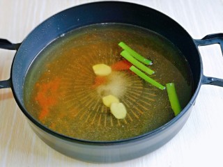 7、五香蚕豆,加入切好的姜片，葱段。