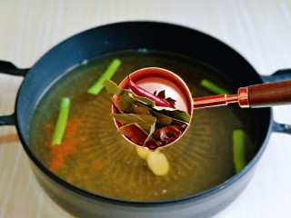 8、五香蚕豆,再加入八角，桂皮，香叶，辣椒。