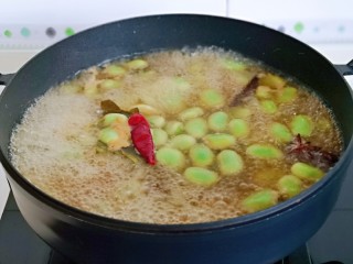 11、五香蚕豆,转小火煮10分钟左右。