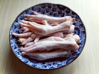 1、健康零食～香糟凤爪,买回来的鸡爪冷水洗干净。