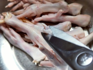 2、健康零食～香糟凤爪,再将鸡爪的指甲剪掉。(这一步不可省略)