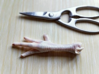 4、健康零食～香糟凤爪,准备一把食品剪刀。