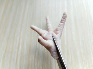 6、健康零食～香糟凤爪,再将鸡爪的下半部分一剪二。
