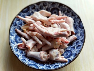 8、健康零食～香糟凤爪,依次剪完的鸡爪。