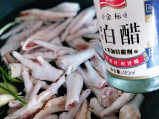 11、健康零食～香糟凤爪,将剪好的鸡爪放入锅中，再滴几滴白醋，盖上盖子，大火烧开，转小火慢煮约20分钟，将鸡爪煮到自己想要的程度即可关火。
