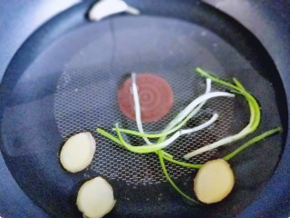 9、健康零食～香糟凤爪,锅中加入去皮的葱姜蒜。