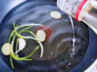 10、健康零食～香糟凤爪,再加入料酒。