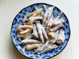 12、健康零食～香糟凤爪,煮好的鸡爪，捞出，冷水冲洗，之后换清水泡10分钟。