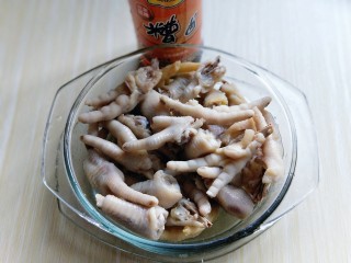 13、健康零食～香糟凤爪,泡好的鸡爪淋干水份，放入玻璃的器具中，