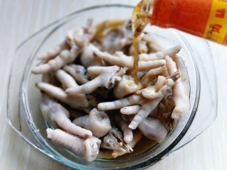 14、健康零食～香糟凤爪,加入糟卤，糟卤的量没过鸡爪为佳。