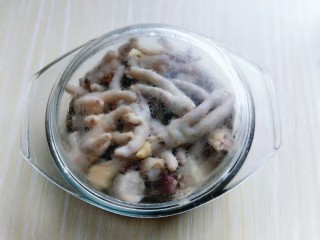 15、健康零食～香糟凤爪,盖上盖子放入冰箱，冷藏2小时以上即可食用。(也可冷藏时间长一点，那样更入味。)