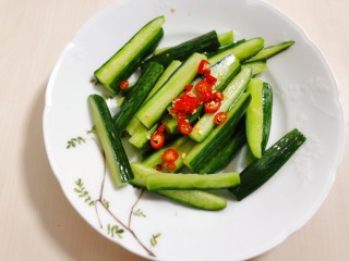 5、酸辣黄瓜条,小米辣切碎，放入黄瓜条里。