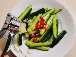 6、酸辣黄瓜条,大蒜去皮，用压蒜器压成蒜泥，加入黄瓜条里。