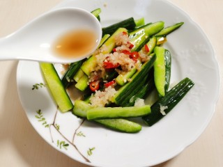 8、酸辣黄瓜条,加入一勺米醋。