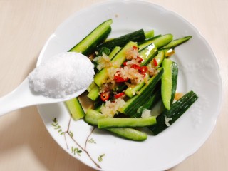 9、酸辣黄瓜条,再加入一勺白糖。