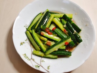 12、酸辣黄瓜条,翻拌均匀。