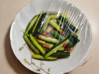 13、酸辣黄瓜条,盖上保鲜膜，放入冰箱冷藏室，黄瓜条入味后即可食用。
