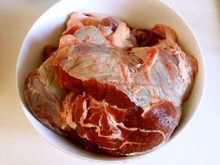 1、酱牛肉,牛腱子洗净。