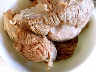3、酱牛肉,捞出洗净沥干水分。