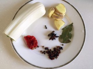 4、酱牛肉,准备调料。