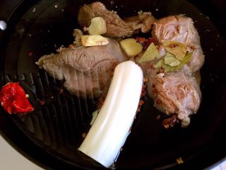 5、酱牛肉,牛肉和调料一起下锅，添水没过肉块。