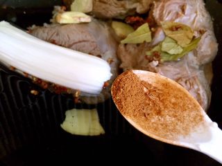 6、酱牛肉,放入桂皮粉。