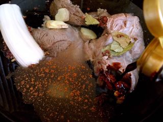 7、酱牛肉,倒入生抽。