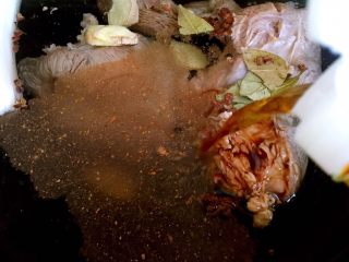 8、酱牛肉,倒入料酒。