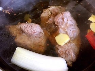 9、酱牛肉,大火烧开后转中火炖煮2小时。