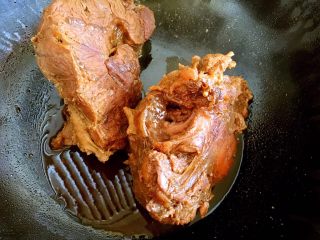 11、酱牛肉,收浓汤汁即可。