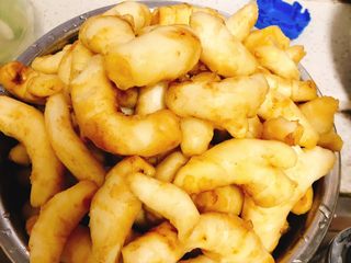 1、醋腌嫩生姜-可做早餐稀饭配菜,买来嫩姜芽，清洗干净。