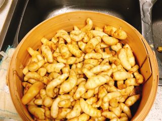 2、醋腌嫩生姜-可做早餐稀饭配菜,倒在底部有空洞的蒸笼里，放一晚，沥干水分。