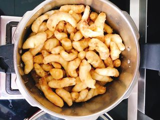 3、醋腌嫩生姜-可做早餐稀饭配菜,装在一个锅里，撒入2勺盐，搅拌均匀，腌制3小时以上。（夏天的话不能放太久，否则姜会腐烂）