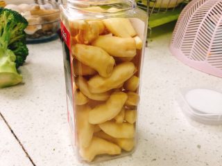 7、醋腌嫩生姜-可做早餐稀饭配菜,准备一个罐子，用开水烫过后放置通风处晾干（需自然晾干，不可擦拭等，否则生姜保存不久就会变质），然后装入生姜。