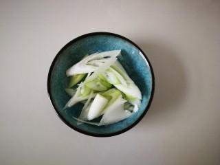 2、#懒人料理#凉拌猪舌,拌肉菜凉菜必备的葱白，少不了。